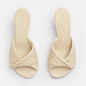 Bottega Veneta
Kitten heel mule with a folded detail in Intrecciato leather.